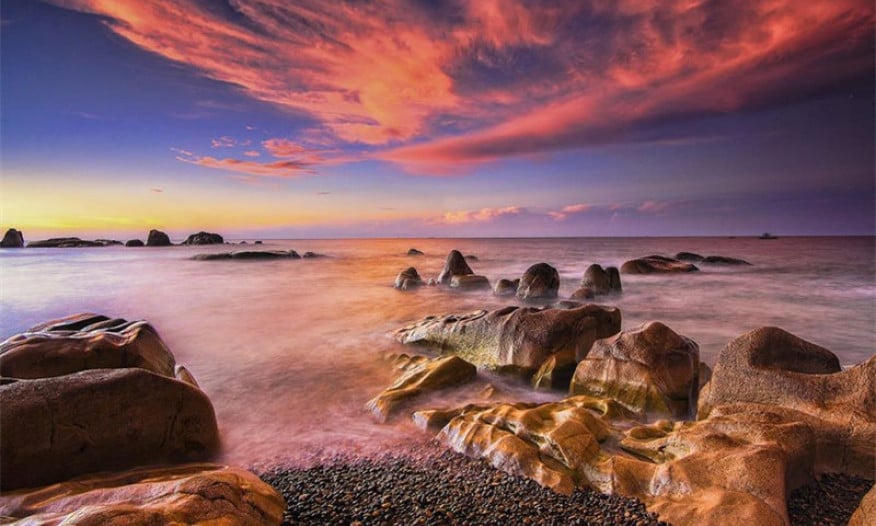 La playa de Co Thach es tan hermosa como un país de hadas cuando está cubierta de musgo.