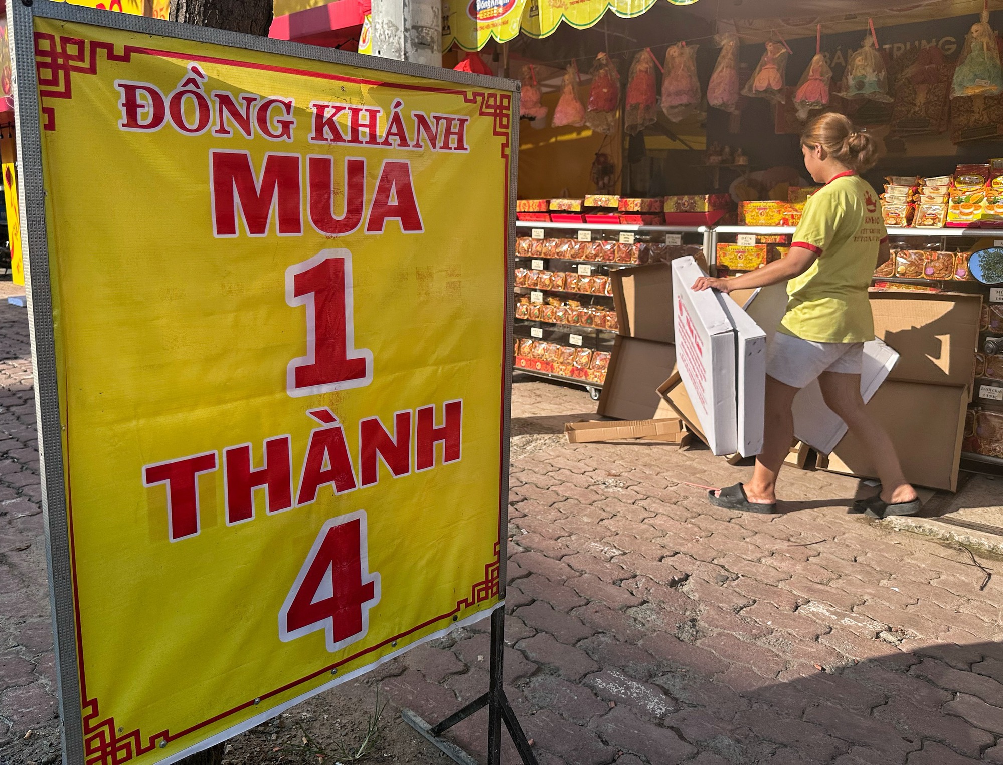 Vì sao nhiều điểm bán bánh trung thu ở TP.HCM 'mua 1 tặng 4': Khách có 'hời'? - Ảnh 1.