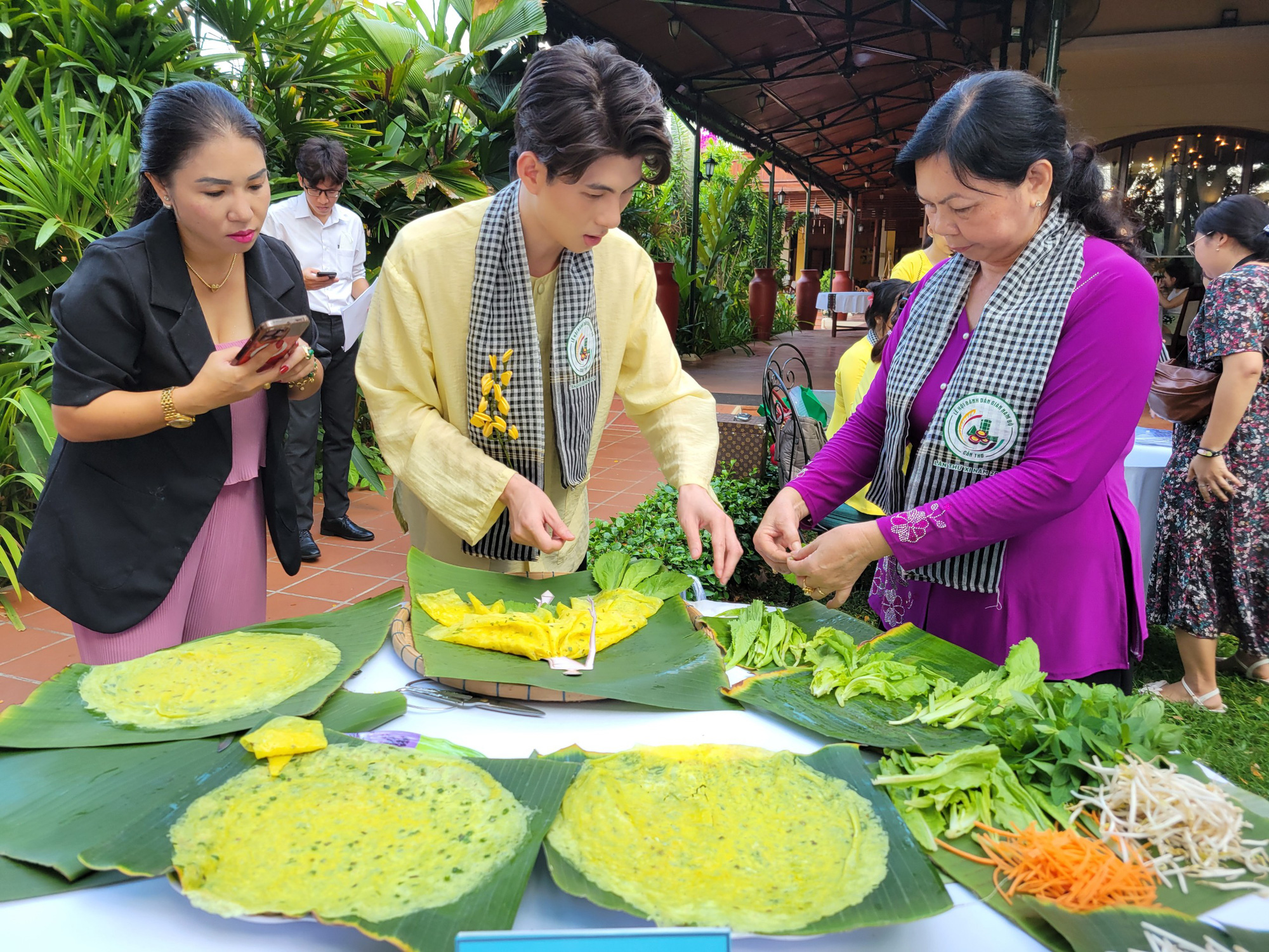 Bánh xèo được ban tổ chức giới thiệu tại buổi họp báo - Ảnh: CHÍ QUỐC 