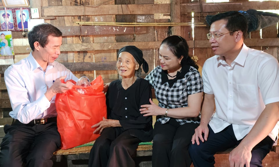 La délégation provinciale a visité et offert des cadeaux aux familles politiques et aux personnes méritantes du district de Ha Lang.