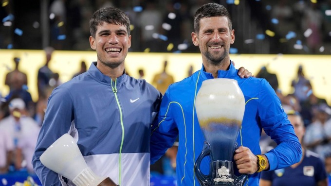 8月の2023年シンシナティ・マスターズでのアルカラス（左）と優勝者のジョコビッチ。写真：AP