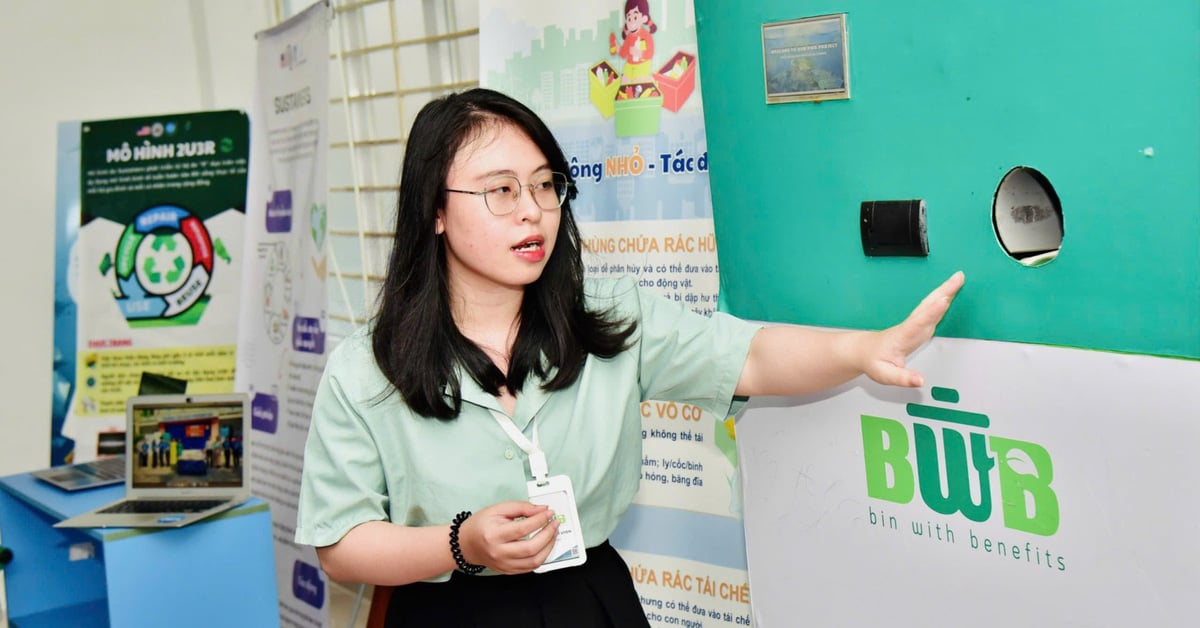 Une fille de Nha Trang participe à un projet de propagande environnementale à l'école