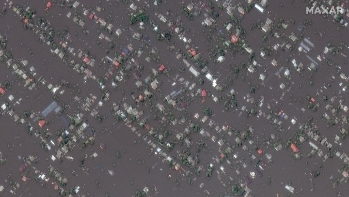 เขื่อนคาคอฟกาท่วมหนัก บ้าน 14,000 หลังจมอยู่ใต้น้ำ - 5