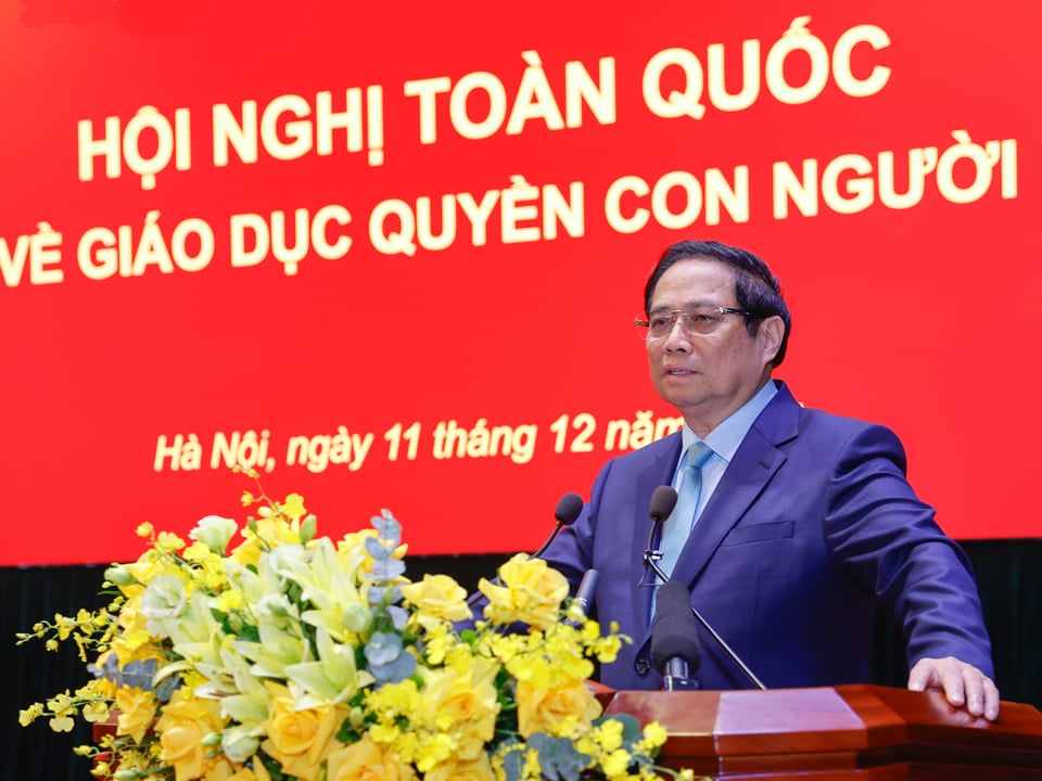 Premierminister Pham Minh Chinh erklärte, dass in Vietnam in jüngster Zeit durch die Gewährleistung der Menschenrechte und die Umsetzung der Menschenrechtsbildung in vielen Bereichen und Aspekten viele wichtige und umfassende Ergebnisse erzielt wurden. Foto: VGP/Nhat Bac