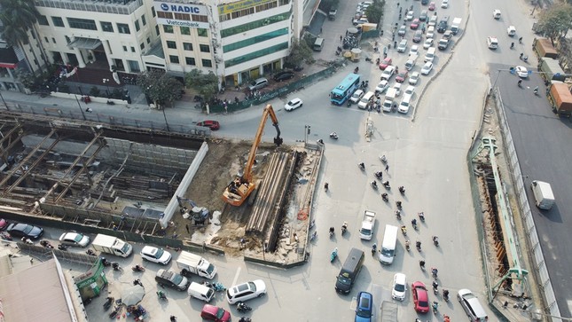 Construction fences removed at Giai Phong - Kim Dong intersection, how will traffic flow be divided? photo 8