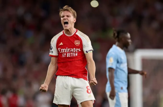 Odegaard (trái) mừng trận Arsenal thắng Man City 1-0 hôm 8/10. Ảnh: Arsenal