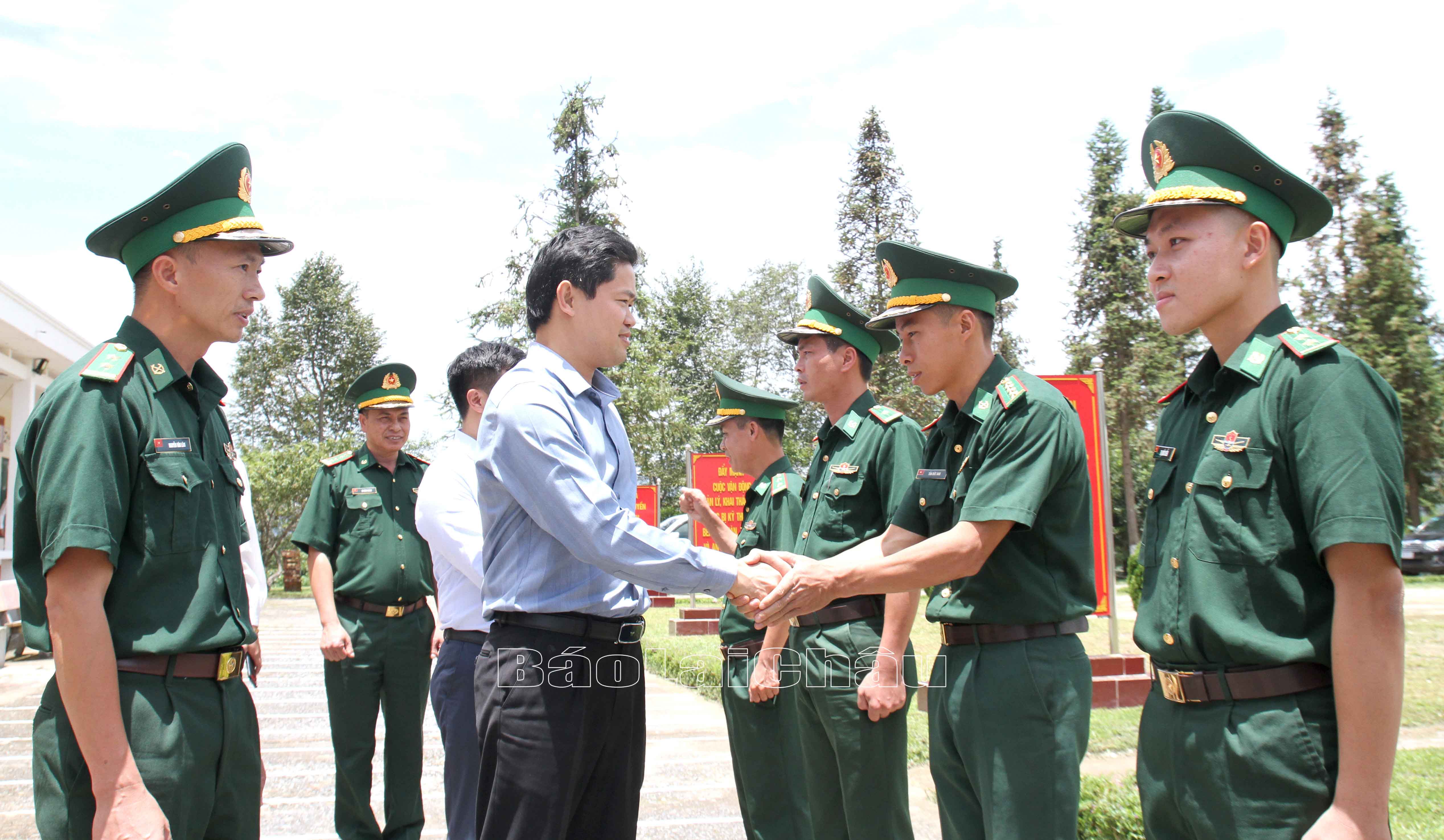 … thăm hỏi, động viên cán bộ, chiến sỹ Đồn Biên phòng Sì Lở Lầu.