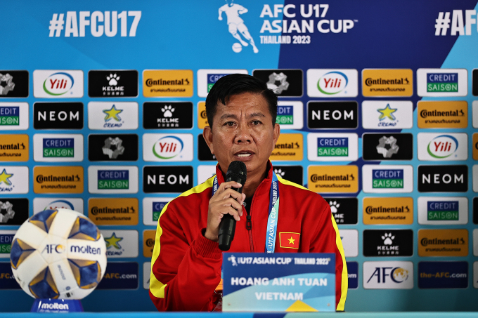 HLV Hoàng Anh Tuấn trả lời họp báo trước trận Việt Nam - Ấn Độ tại VCK U17 châu Á 2023. Ảnh: AFC