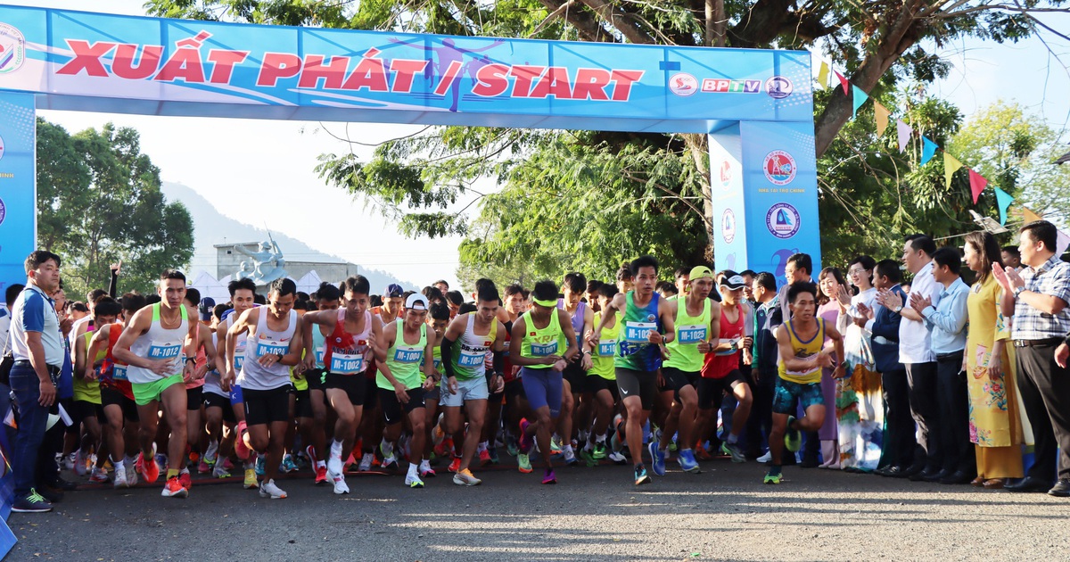 Many stars of Vietnamese athletics together 'Conquer the peak of Ba Ra'