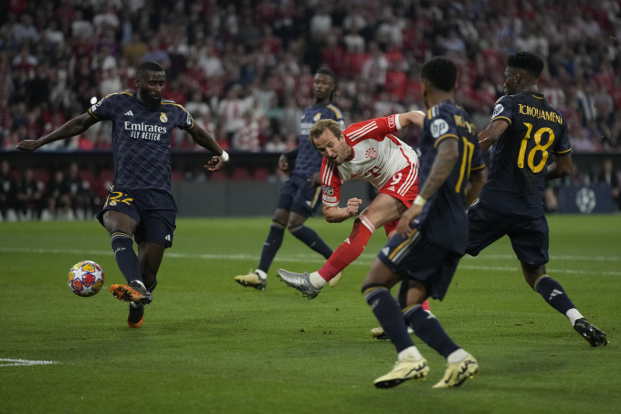 El delantero Harry Kane dispara durante el partido Bayern - Real Madrid en la ida de la semifinal de la Liga de Campeones en el Allianz Arena el 30 de abril. Foto: AP