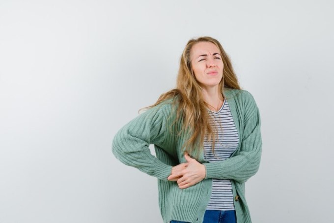 Une douleur abdominale soudaine et persistante peut être l’un des premiers signes du cancer du côlon. Photo : Freepik