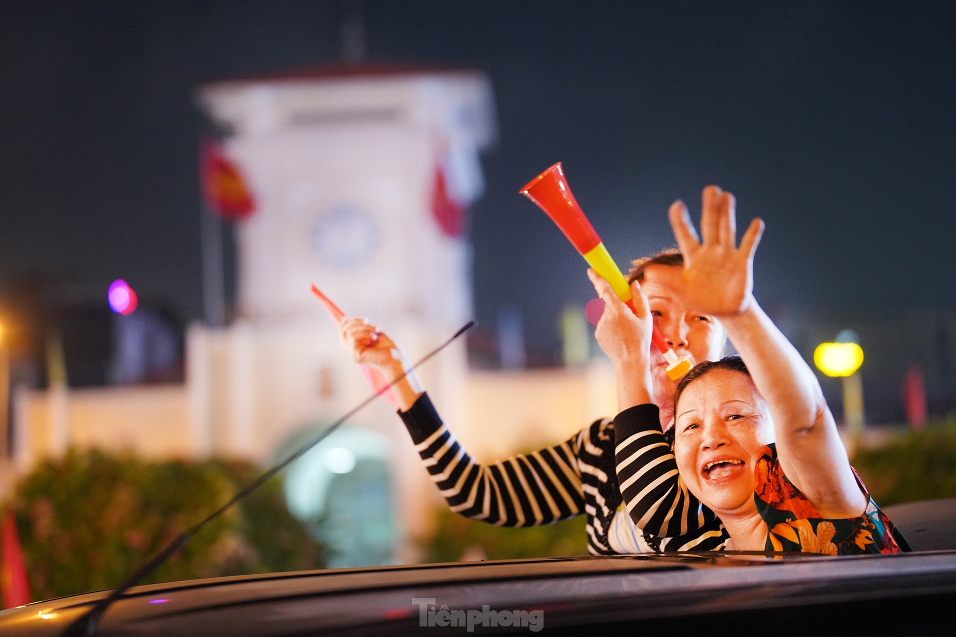 Ho Chi Minh City fans dye Ben Thanh market and central streets red photo 2