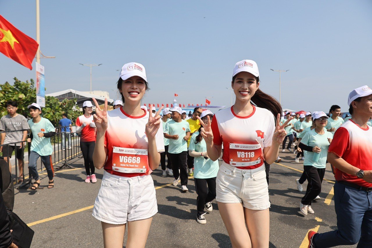 Die Zweitplatzierte Phuong Anh und ihr Mann liefen 10 km, Miss Thuy Vi kam beim Tien Phong Marathon 2024 problemlos ins Ziel, Foto 9