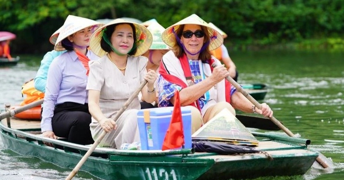 Australian Senate President impressed by the global beauty of Trang An heritage