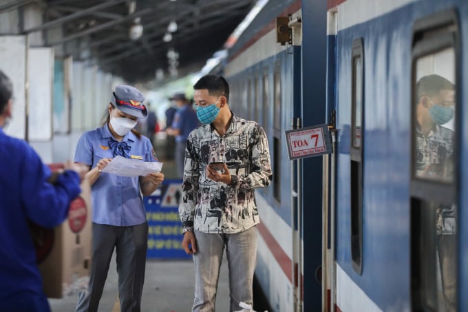 Passagers arrivant à la gare de Saigon (District 3), octobre 2021. Photo : Quynh Tran