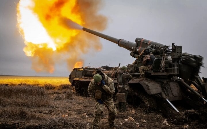 Ukrainian soldiers fire artillery toward Russian fortifications. (Photo: The New York Times)