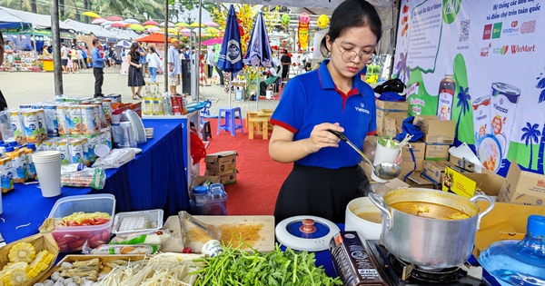 Many vegetarian dishes priced from 5,000 VND at the Vegetarian Food Festival