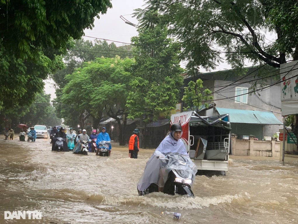 Trường học biến thành sông, phụ huynh Hà Nội vội vã đón con để sơ tán - 6