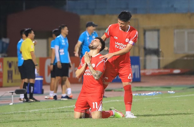 Tiền đạo Jeferson Elias quỳ gối ăn mừng sau khi ghi bàn nâng tỷ số lên 2-1 cho Câu lạc bộ Viettel. (Ảnh: Hoài Nam/Vietnam+)