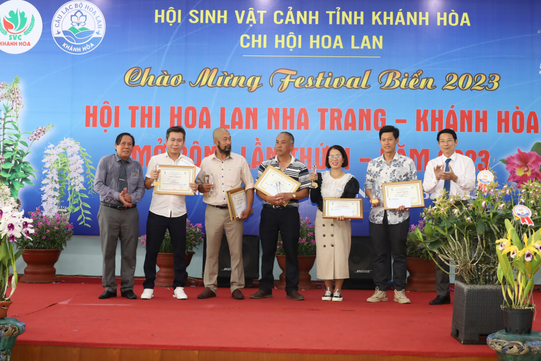 Comrade Dinh Van Thieu awarded First Prize to the artists whose works won prizes.