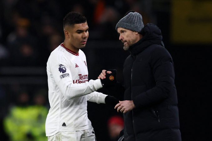 HLV Erik ten Hag động viên Casemiro khi thay tiền vệ Brazil trong trận thắng Wolves 4-3 ở vòng 22 Ngoại hạng Anh trên sân Molineux ngày 1/2. Ảnh: AFP