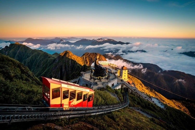 Touristen wollen im letzten Monat des Jahres unbedingt nach Fansipan, um „auf dem Schnee zu reiten und Wolken zu jagen“.