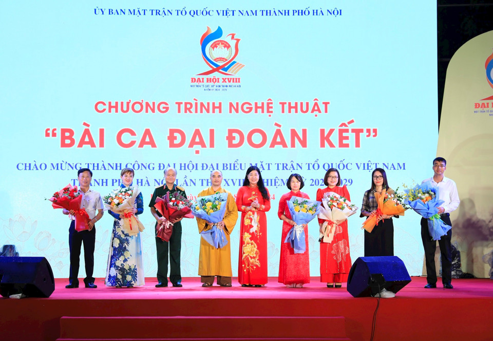 La présidente du Comité du Front de la Patrie du Vietnam de la ville de Hanoi, Nguyen Lan Huong, a offert des fleurs aux unités participant à la représentation du programme artistique.