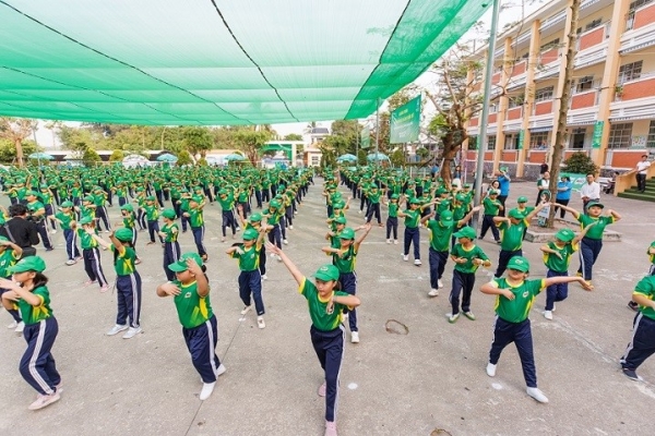 11,032명의 학생들이 인상적인 체조 실력으로 베트남 기록을 세웠습니다.