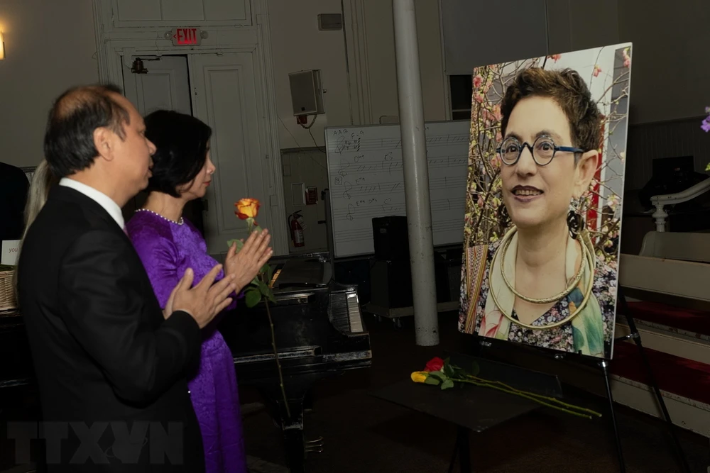 Botschafter Nguyen Quoc Dung und seine Frau legten bei der Zeremonie Blumen zum Gedenken an Frau Merle Ratner nieder. (Foto: Quang Huy/VNA)