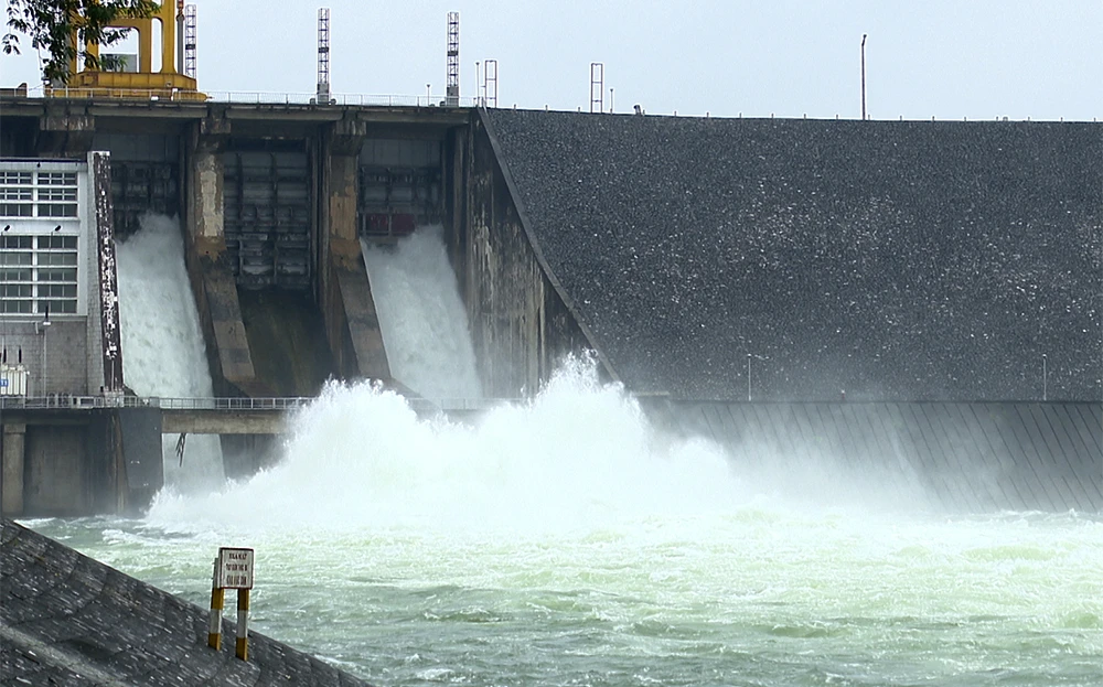 Thac Ba Hydropower Plant increases water discharge, downstream may rise 2-3m