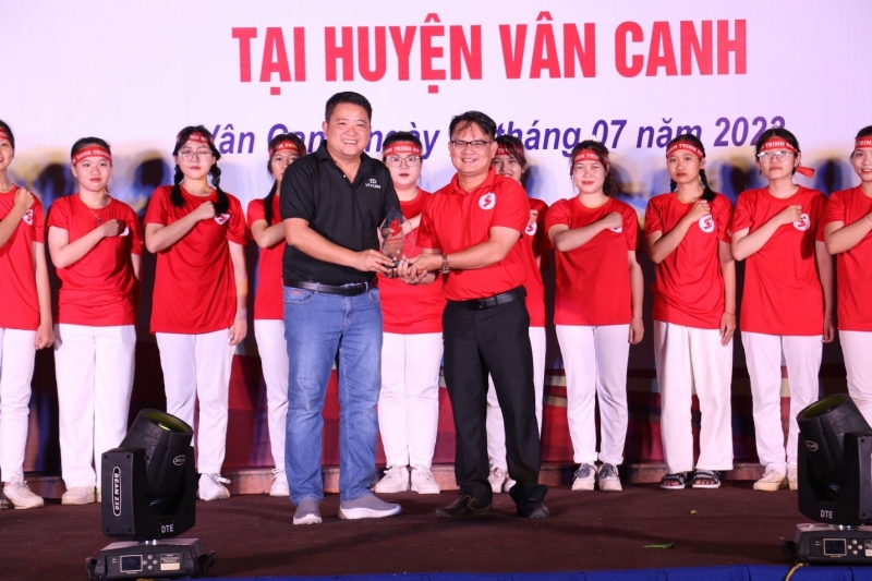 El Sr. Nguyen Tuan Khoi, Director General de VTV Corp, Jefe Adjunto del Comité Organizador Central del Viaje Rojo, presentó el logotipo del Viaje Rojo al Sr. Nguyen Xuan Viet, Vicepresidente Permanente del Comité Popular del Distrito de Van Canh, Jefe del Comité Organizador del Viaje Rojo del Distrito de Van Canh en la noche de gala en el Distrito de Van Canh.