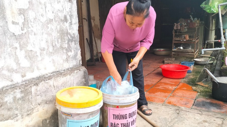 The model of women sorting garbage has spread civilized lifestyle.