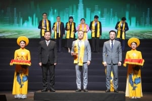 Hong Ha Stationery sigue entre las 100 mejores estrellas doradas de Vietnam 2024 - Hong Ha