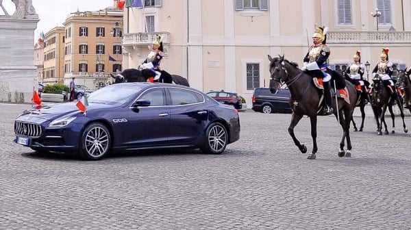 L'Italie utilise la cavalerie lors de la cérémonie officielle d'accueil du président Vo Van Thuong et de son épouse.