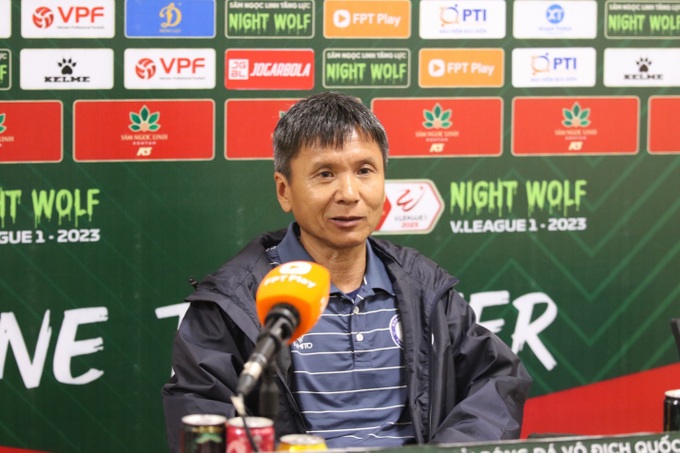 Hy hữu trọng tài V-League đổi thẻ đỏ sang thẻ vàng vì bị cầu thủ phản ứng - 2