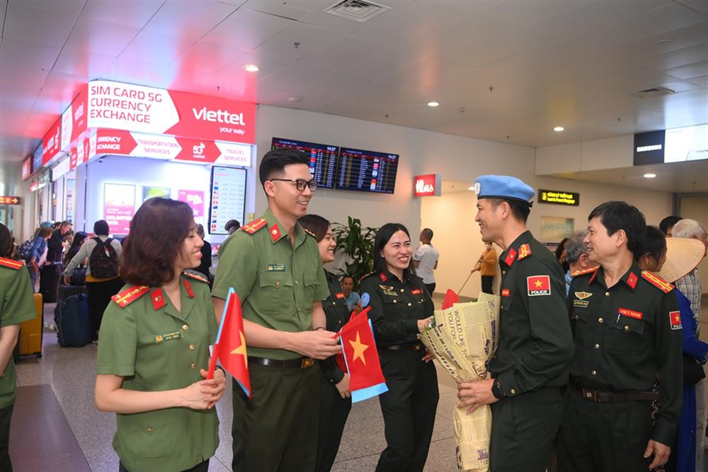 Die Freude der Offiziere beim Wiedersehen mit ihren Kameraden und Teamkollegen in Vietnam.