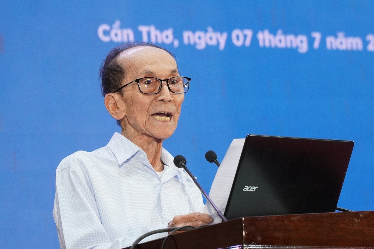 Emotional speech of 87-year-old man admitted to master's degree at Can Tho University