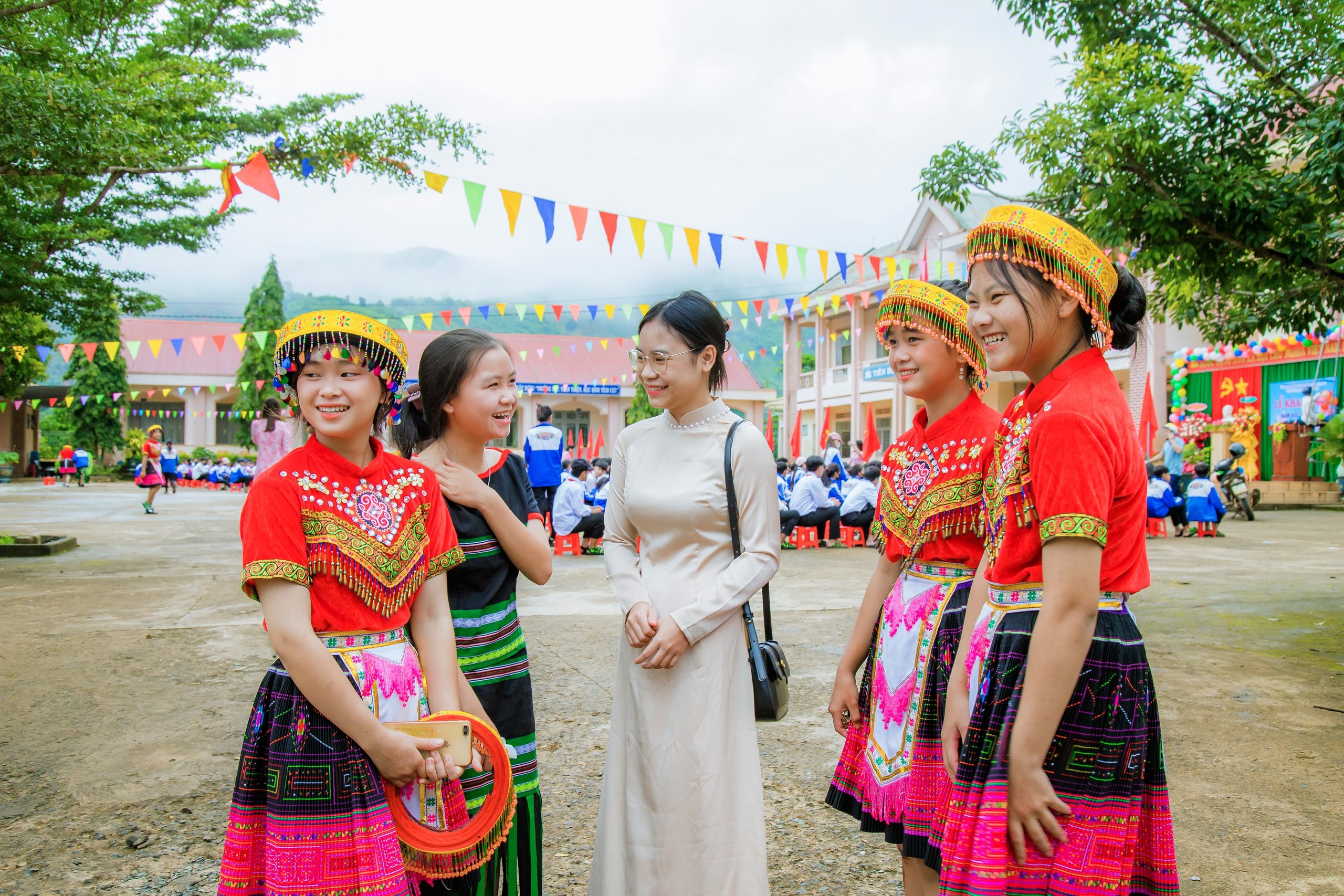 Chênh lệch lương hơn 3 lần giữa giáo viên hợp đồng và biên chế  - Ảnh 1.