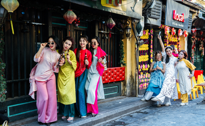 Young people pose for photos on Ta Hien Street, Hanoi on a sunny day in mid-January. Photo: Tung Dinh