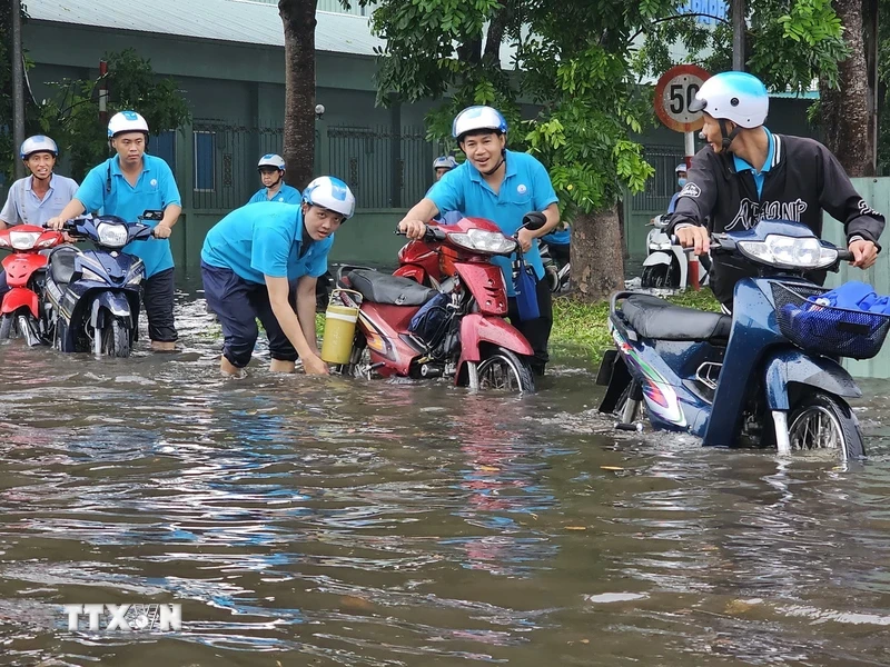 Inondations profondes dans le parc industriel de Giao Long (Ben Tre) : de nombreux ouvriers pataugent dans l'eau pour aller travailler