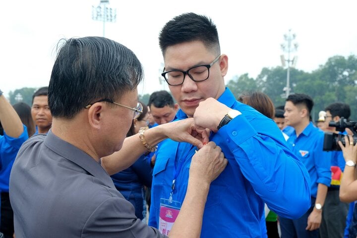 Trao tặng huy hiệu Thanh niên tiên tiến làm theo lời Bác cho 420 đại biểu.