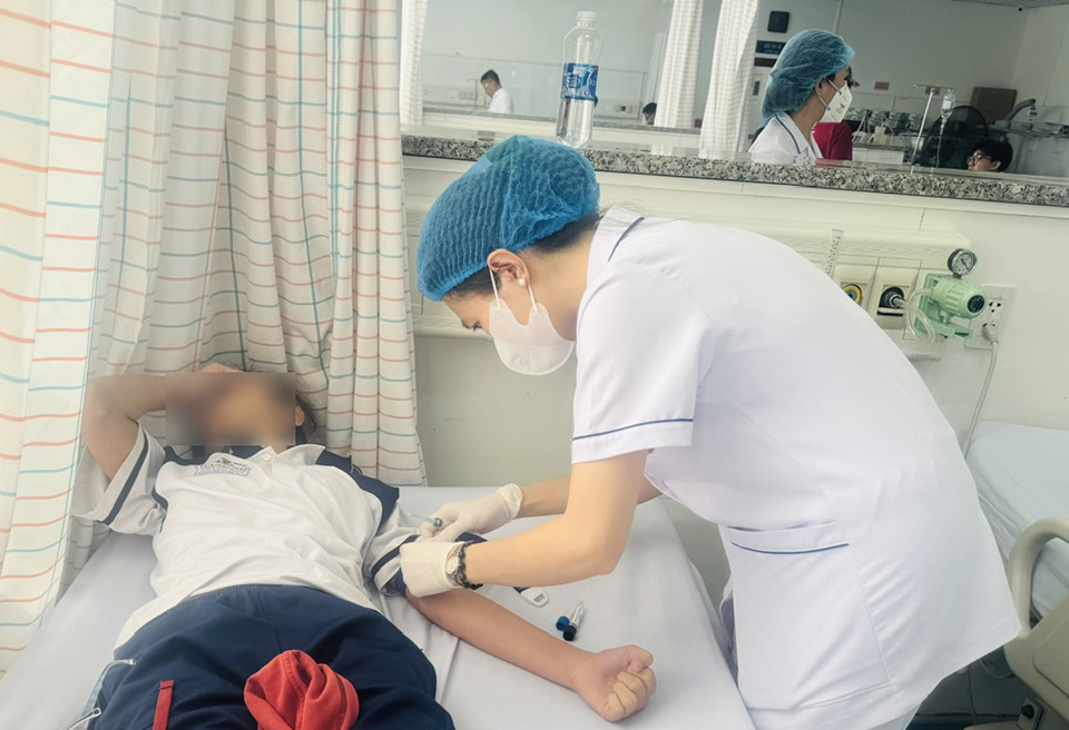 Medical staff at Vung Tau Hospital take care of a patient with digestive disorders suspected to be caused by food poisoning.