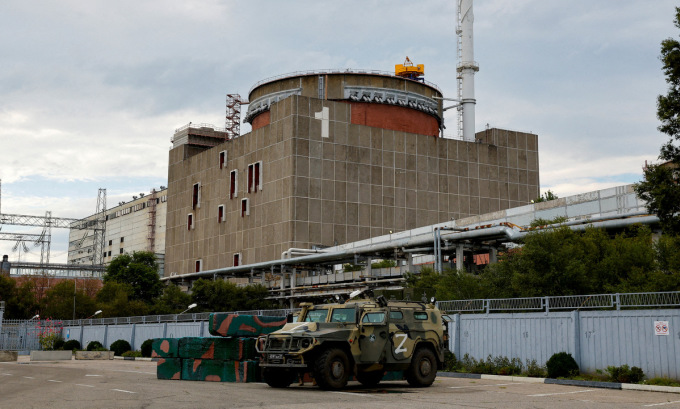 Russische Panzerfahrzeuge vor dem Werk in Saporischschja im vergangenen September. Foto: Reuters