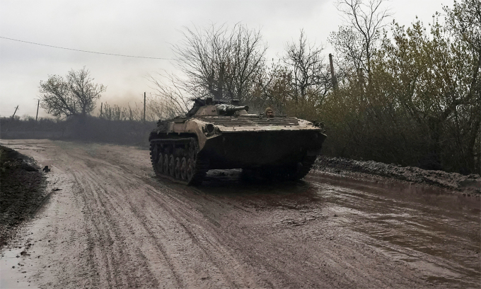 4月21日、バフムート近郊のウクライナ軍BMP-1装甲車。写真：ロイター