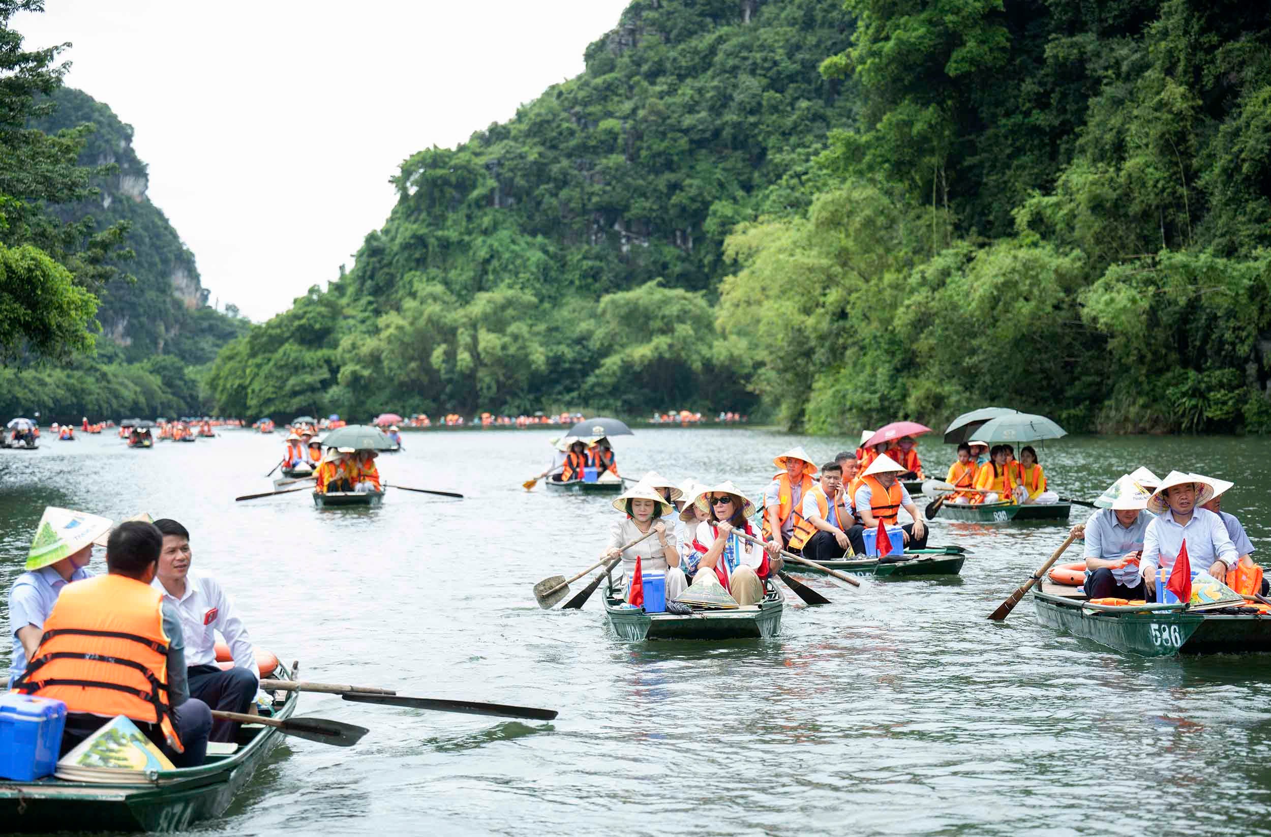 La vicepresidenta de la Asamblea Nacional, Nguyen Thi Thanh, y la presidenta del Senado australiano, Sue Lines, visitan Ninh Binh -0