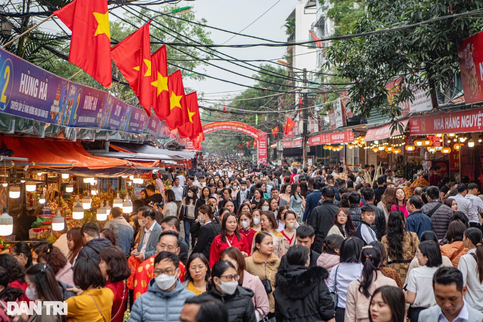 On the first day of work, Tay Ho Temple was packed with people offering prayers, tourists jostled to find a way out photo 13