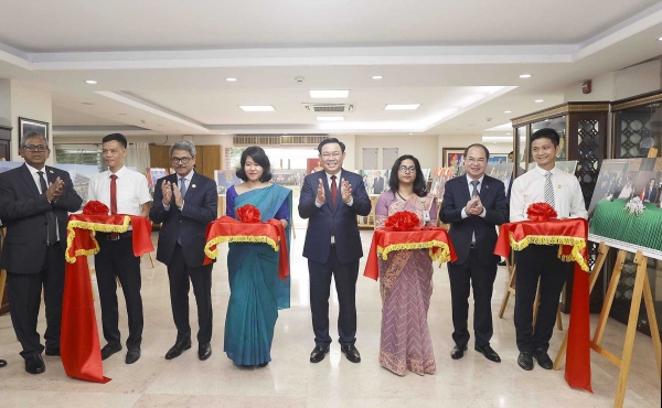 ประธานรัฐสภาตัดริบบิ้นเปิดนิทรรศการภาพถ่าย 50 ปี ความสัมพันธ์เวียดนาม-บังกลาเทศ