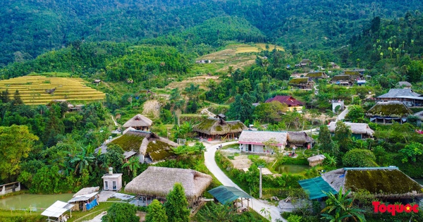 Go to Tay Con Linh to see the pristine beauty of green moss roofs halfway up the mountain