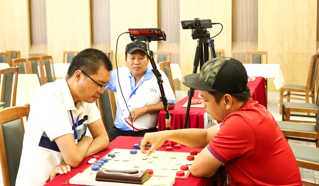 Kỳ thủ Nguyễn Thanh Tùng (CLB Sài Thành Kỳ Đạo, bên phải) và kỳ thủ Nguyễn Hoàng Lâm (CLB Lam Kinh Kỳ Nghệ) tranh tài