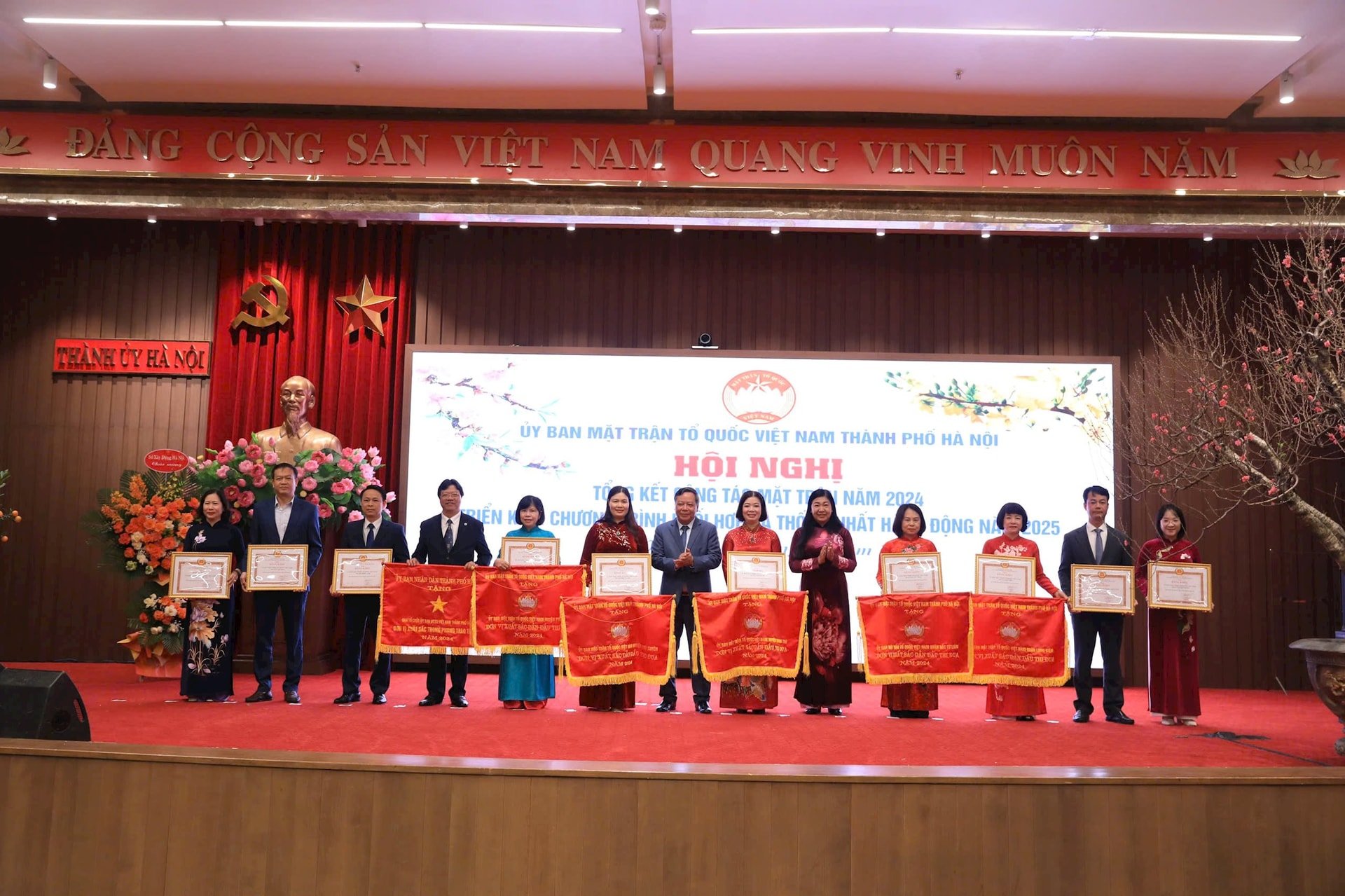 Hanoi city leaders awarded emulation flags to units with outstanding achievements in Front work.